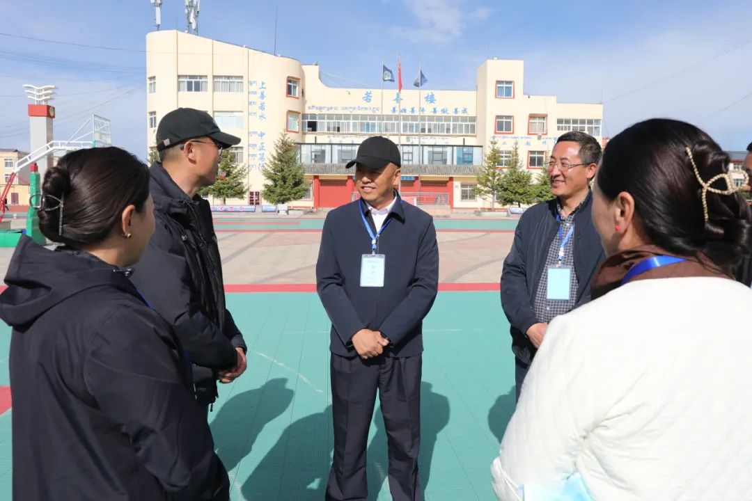 在若尔盖县中学考点,刘飞一行对考场监控室,考场教室等地进行实地查看